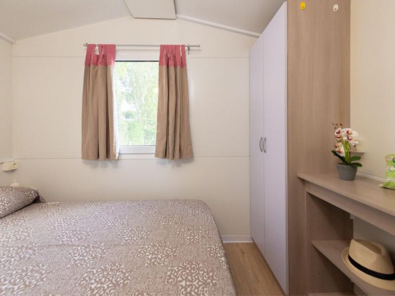 Camera da letto semplice con letto matrimoniale e armadio.