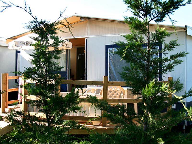 Mobilheim mit Veranda im Grünen.