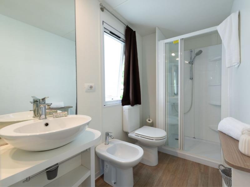 Bagno moderno con doccia, lavabo, bidet e WC.