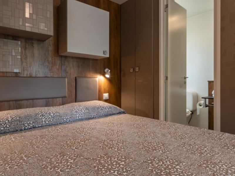 Camera moderna con letto e bagno annesso.
