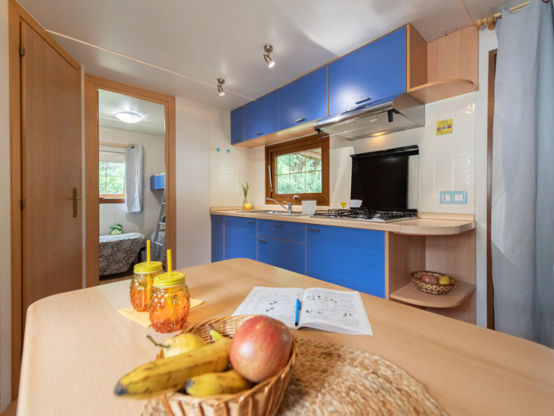 Cucina moderna con frutta fresca e bevande.